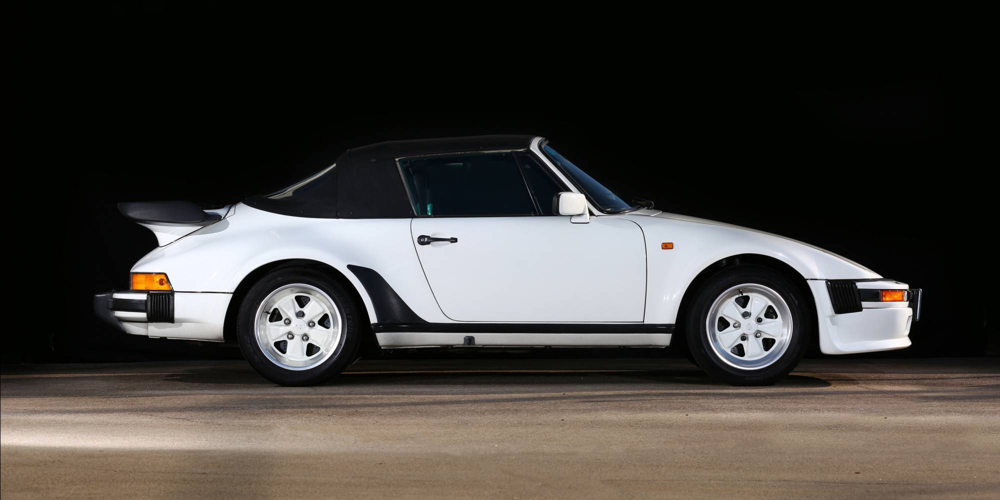 ポルシェ911ターボ カブリオレ 1986年　完成品ダイキャスト製モデルカー ポルシェ911ターボ カブリオレ 1986年 完成品ダイキャスト製